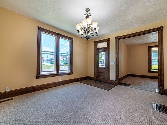 4th image of 204 W Mary St