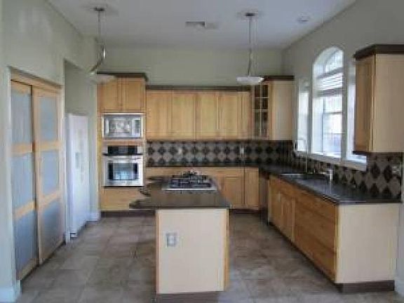 3rd image of 332 W Robert E Lee Blvd