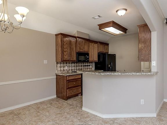 5th image of 216 Passendale Ln
