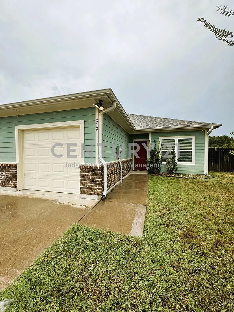 Beautiful 2/2/1 in Kemp For Rent! — Photo 1
