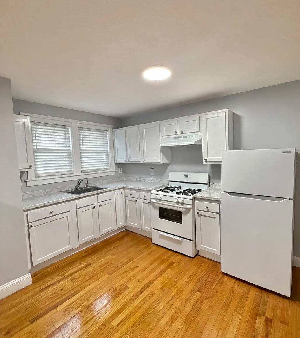 3 bed, 932 sqft, $1,600 — Photo 1