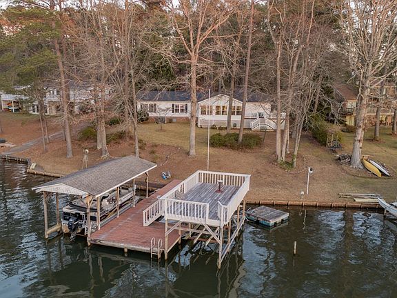 3rd image of 204 Waterfront Dr