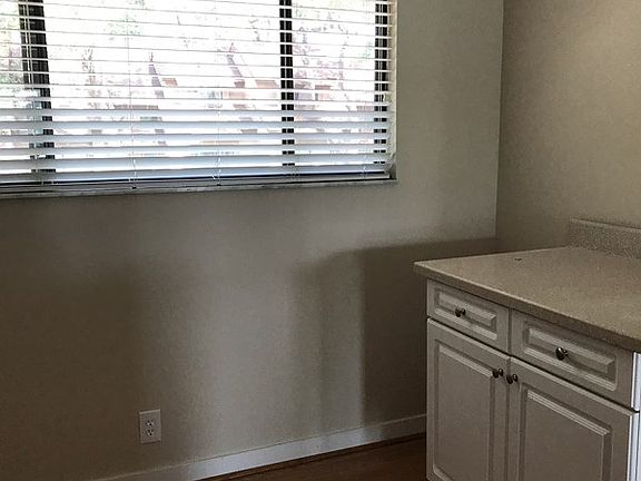 5th image of 275 Moss Oak Ln