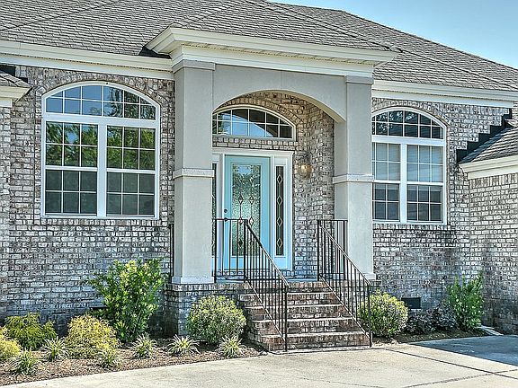 Front porch & Entry