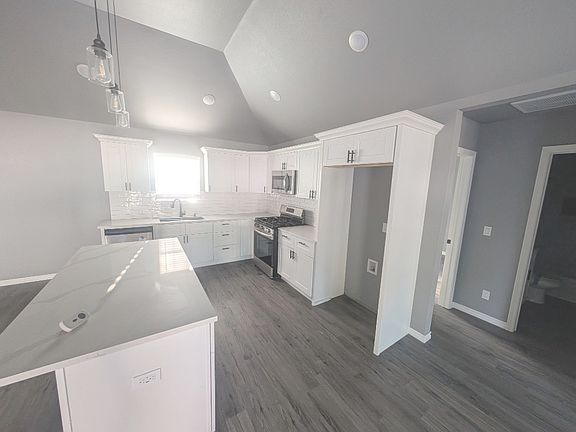 3rd image of 1024 E Pfendler Ave
