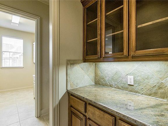 5th image of 812 Lakeridge Dr