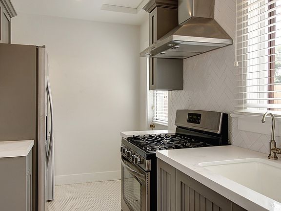 4th image of 617 De La Vina St #623-C
