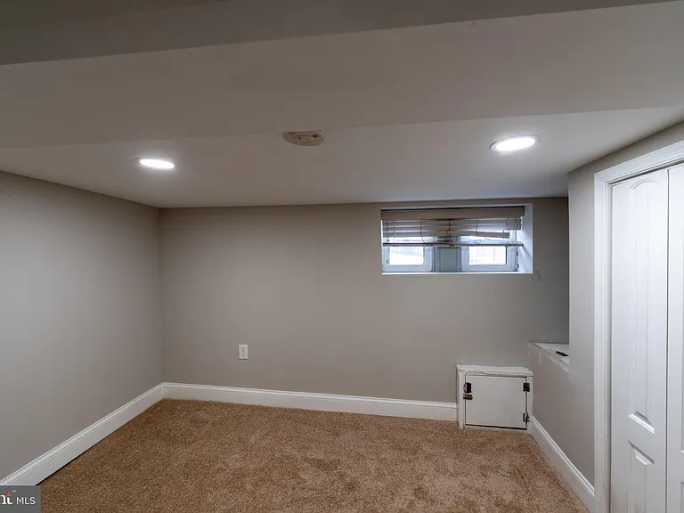 1521 Carswell St — Photo 9
