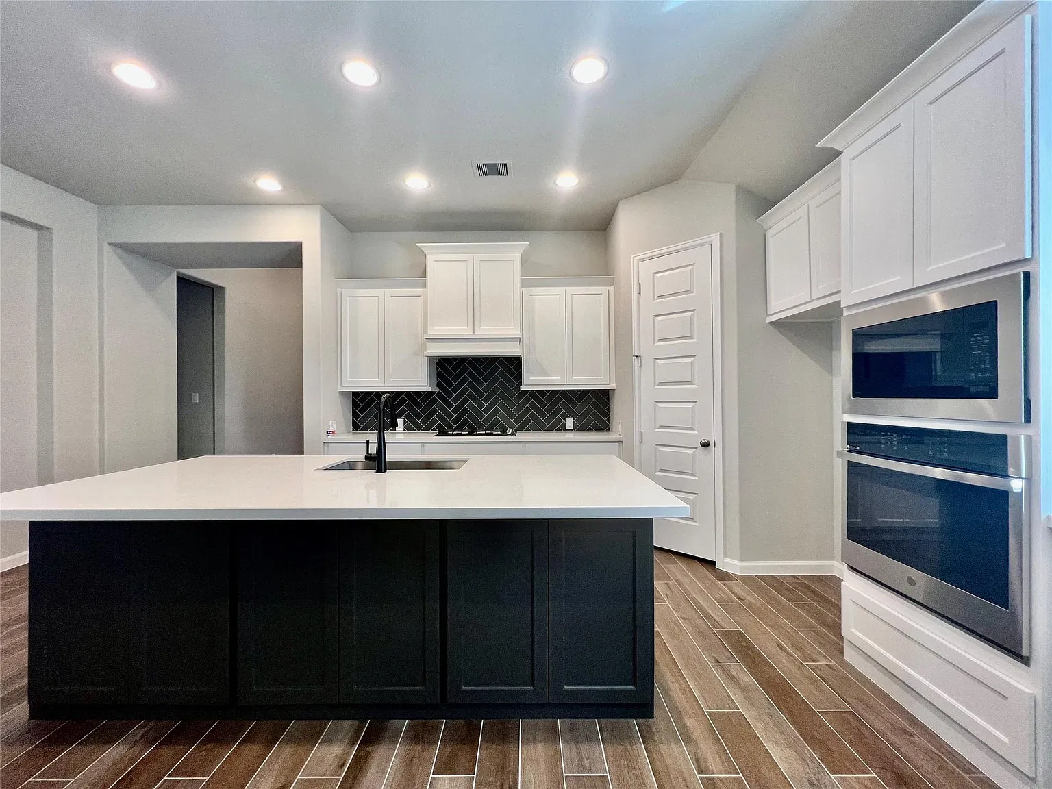 4 bed, 3.0 bath, 2545 sqft, $3,300 — Photo 3