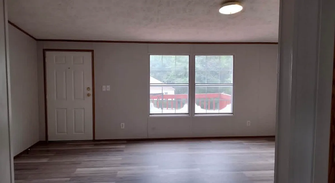 3 bed, 1080 sqft, $950 — Photo 2