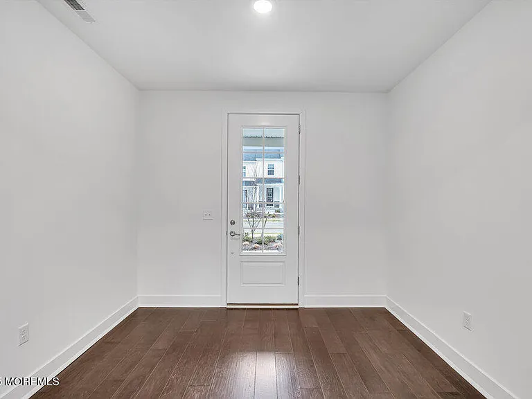 122 Woolley Ct — Photo 3