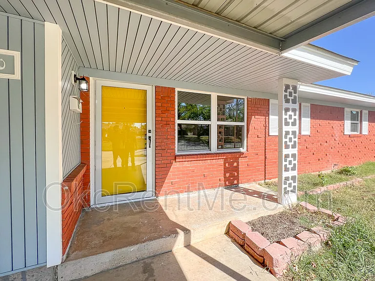 1900 N Mitchell Dr — Photo 3