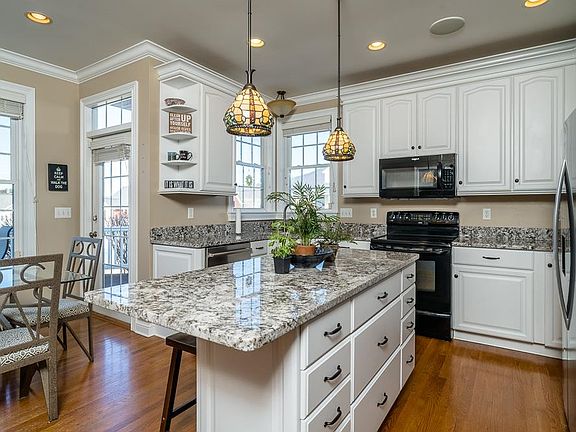 2nd image of 658 Coltsfoot Ln