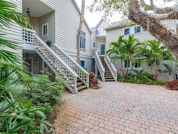 3rd image of 1315 Winding Oaks Cir E APT 905