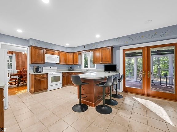 5th image of 10 Diann Dr
