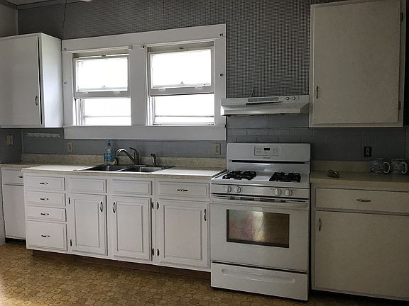 5th image of 1426 Broadway St