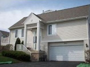 540 Cary Woods Cir, Cary, IL 60013