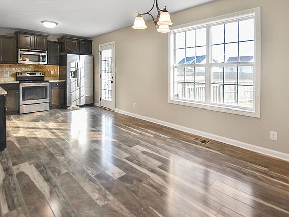 4th image of 541 Falkland Cir