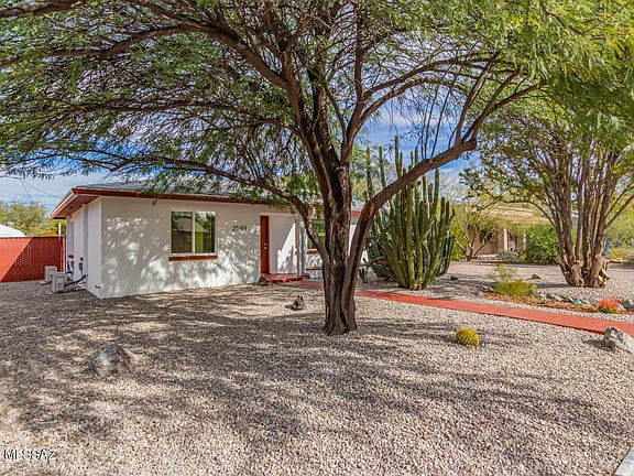 3rd image of 2549 E La Cienega Dr