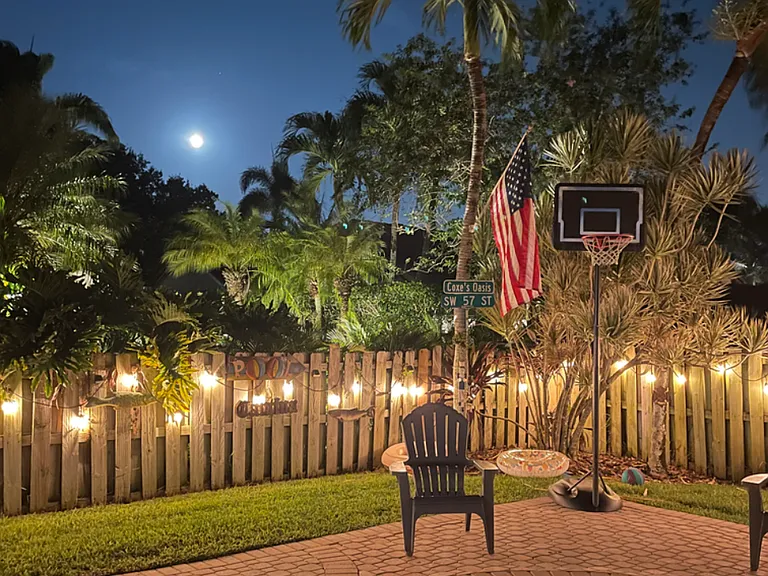 fabulous private serenity. 5 minutes to 595 20 minutes to the beach . with paddle/tennis courts & additional community pool and tons of nature trails