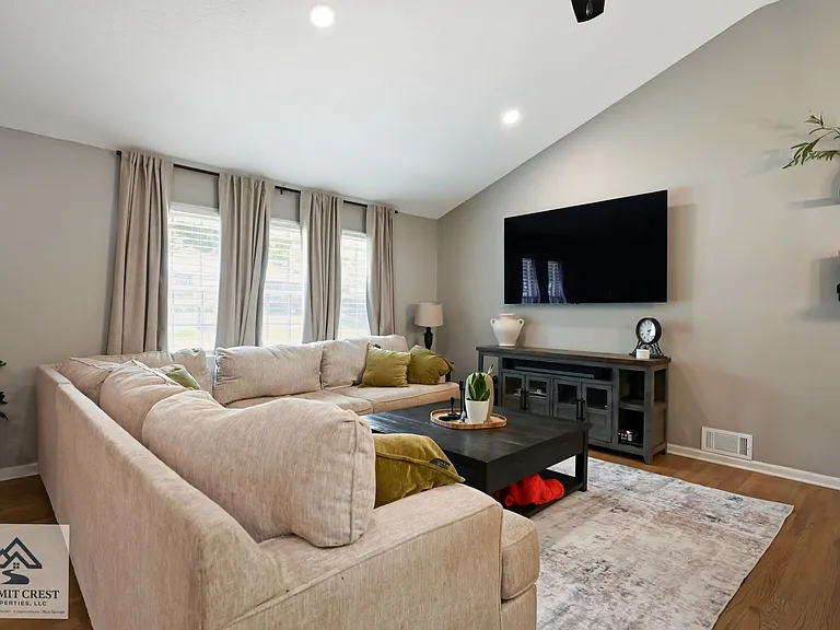 205 SW Craigmont Dr — Photo 3