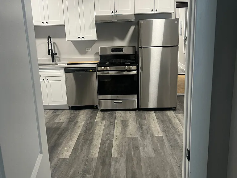 2120 S Fairfield Ave #1R — Photo 2