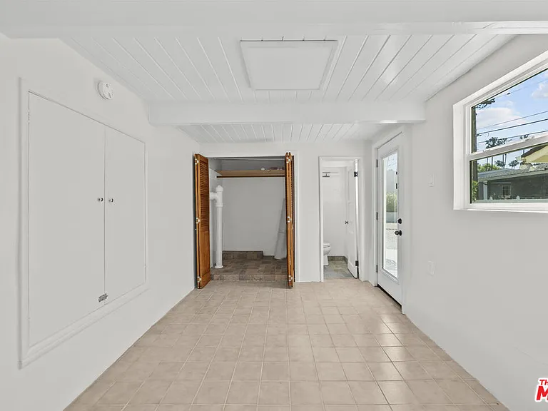 100 E Kenneth Rd — Photo 17