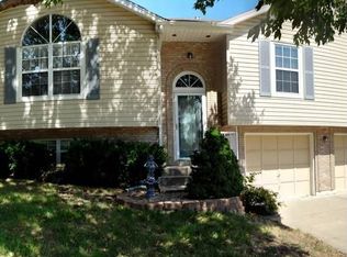 909 NE Hunters Rd, Blue Springs, MO 64014