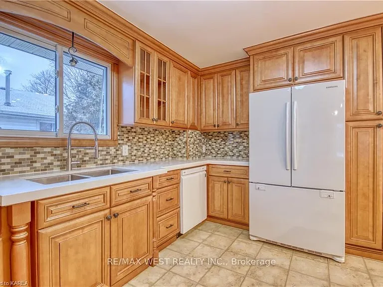 24 Bernadette Ct #MAIN FLOOR — Photo 11