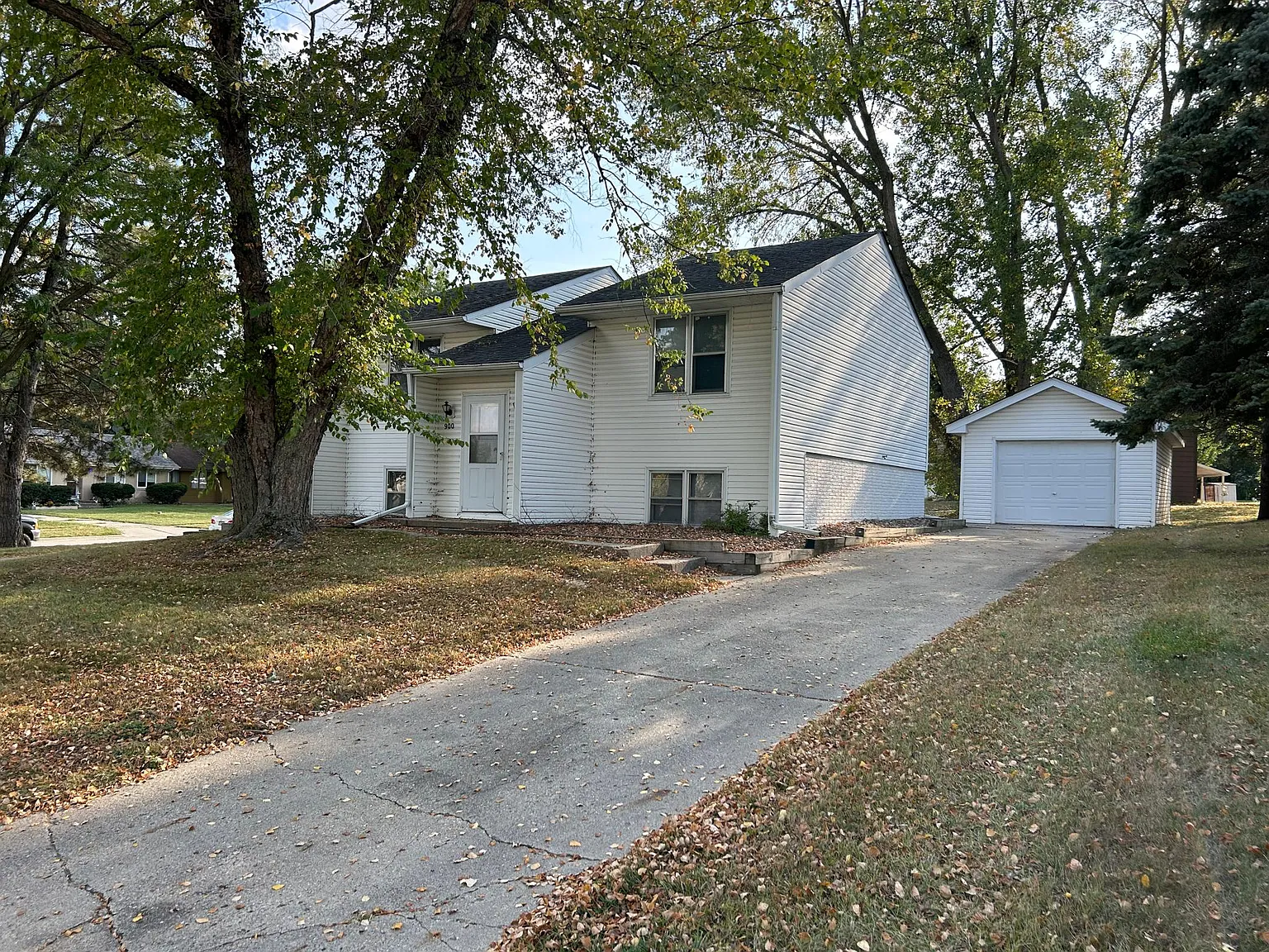1000 Lyndale Dr — Photo 1