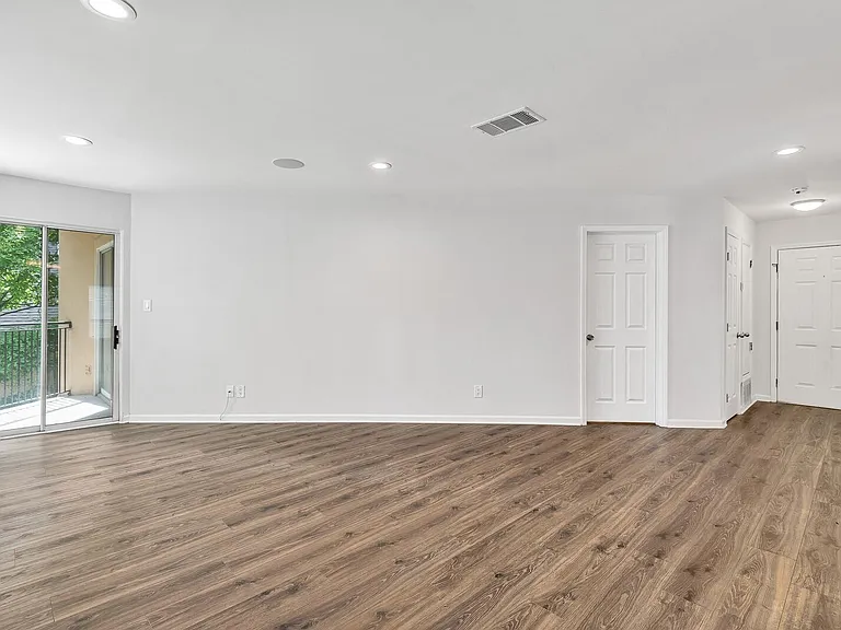 209 14th St NE #201 — Photo 8