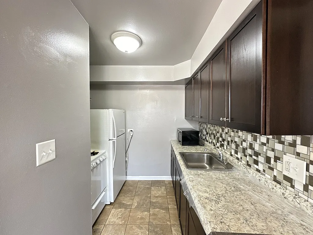 Charming 1 Bed, 1 Bath at Ivanhoe + 25th (Schiller Park) — Photo 2