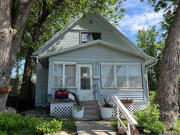 2nd image of 833 18th St