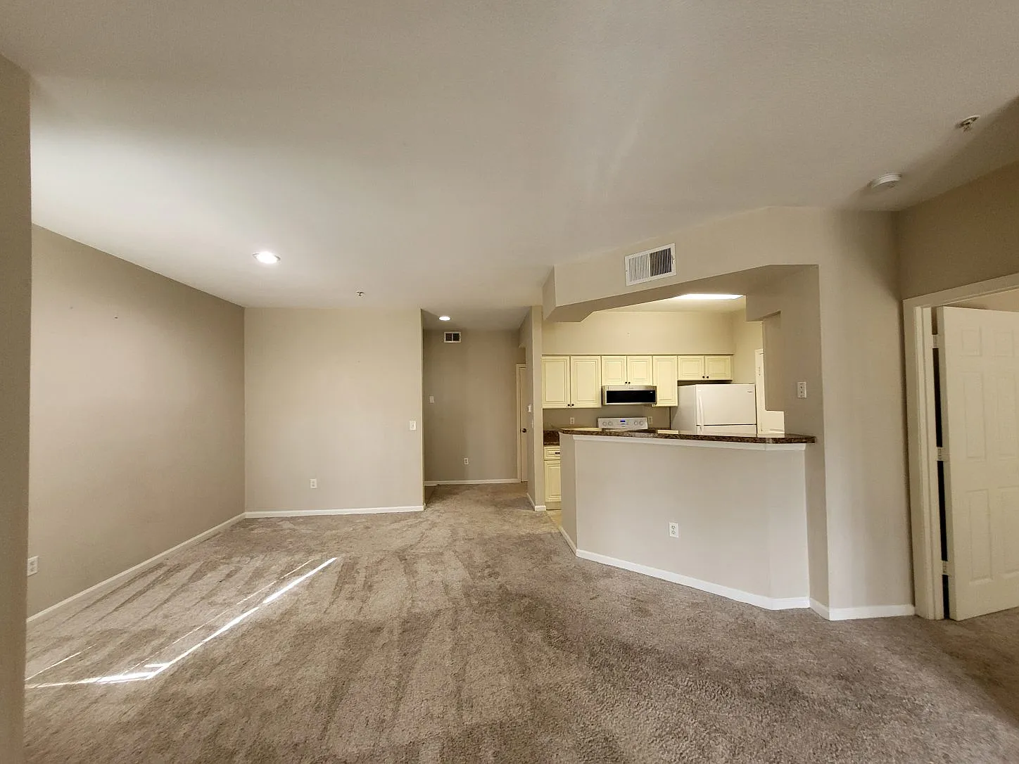 3 bed, 1375 sqft, $2,595 — Photo 4