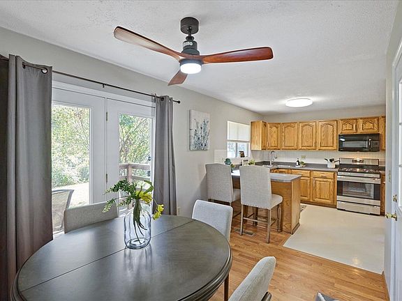 3rd image of 205 Moule Dr