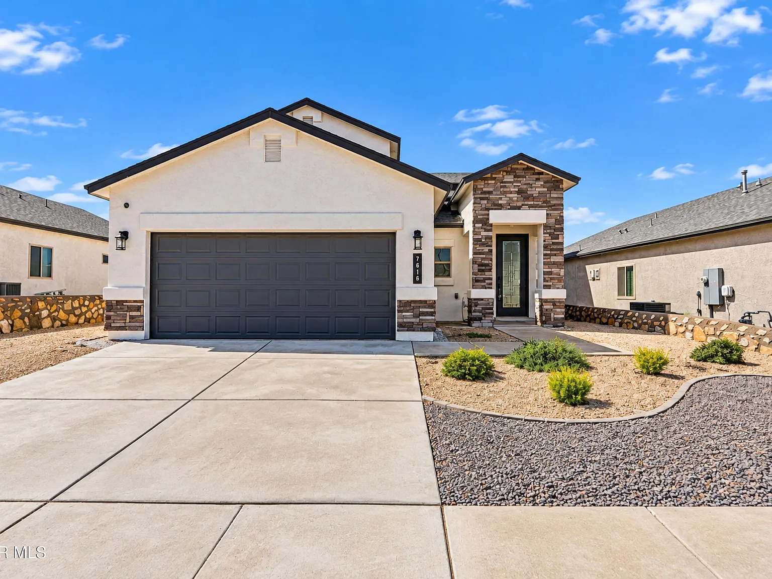 4 bed, 2.5 bath, 2296 sqft, $2,400 — Photo 2