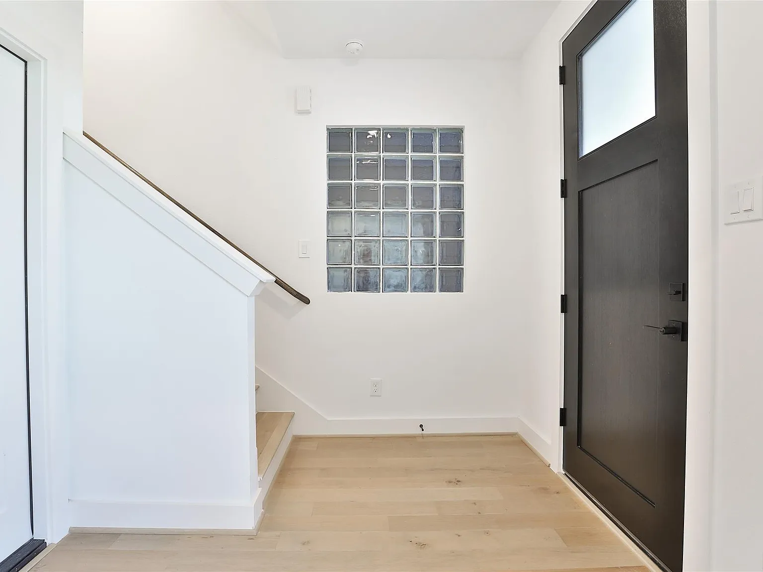 3 bed, 3.5 bath, 2095 sqft, $3,900 — Photo 3