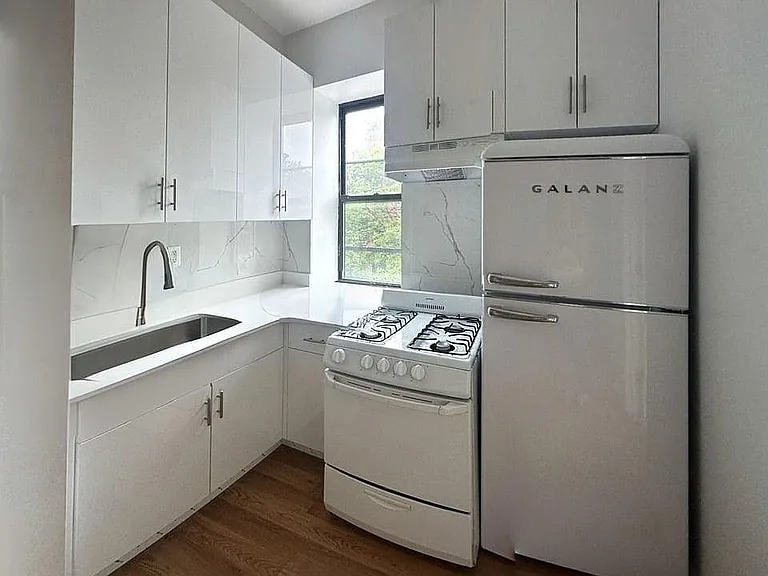 925 Marcy Ave #PARLOR — Photo 1