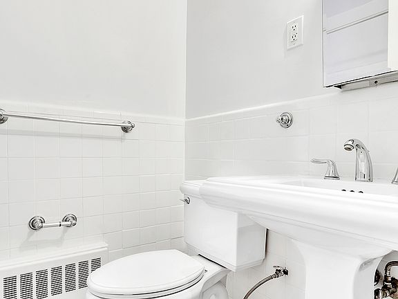 4th image of 420 E 66th St APT 4A