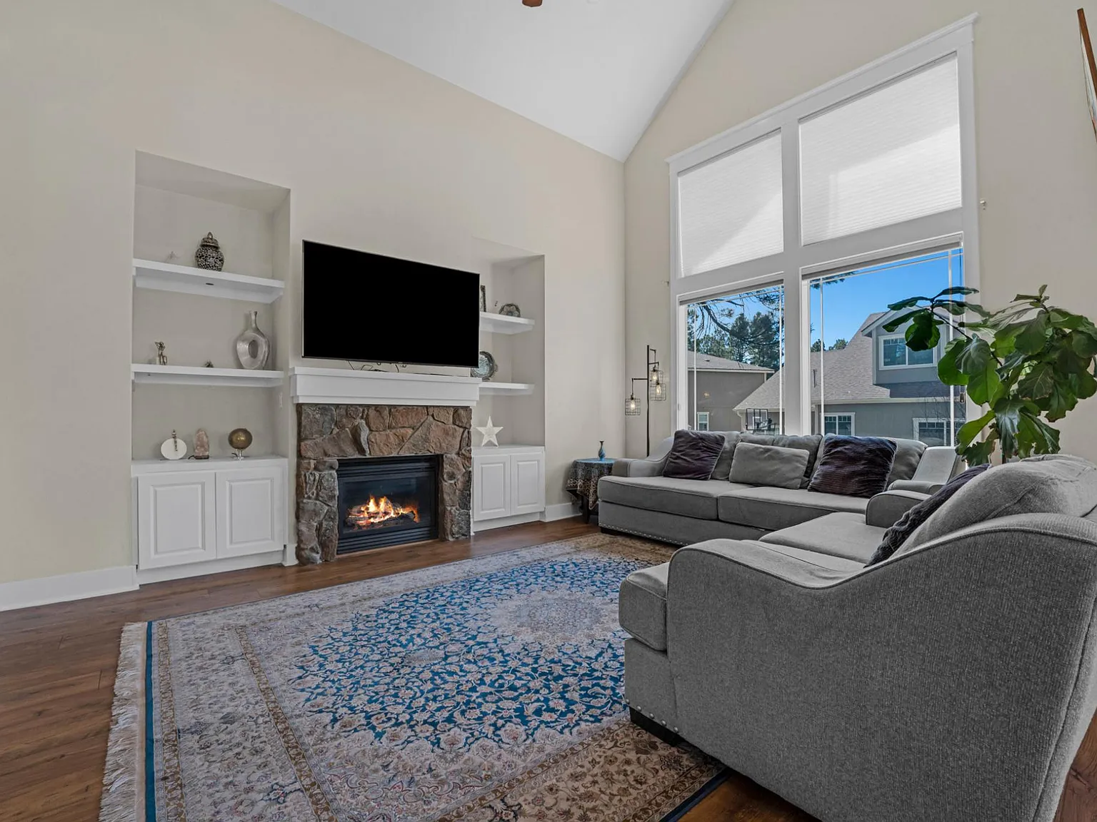 4 bed, 2.5 bath, 1956 sqft, $3,995 — Photo 4