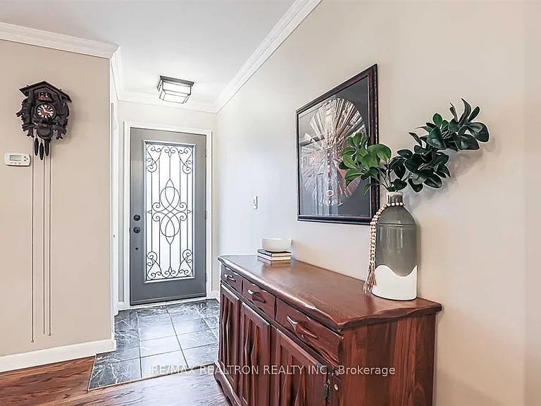 917 Henry St — Photo 3
