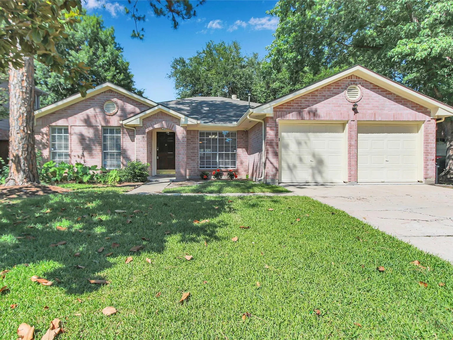 4 bed, 2.0 bath, 2211 sqft, $1,995 — Photo 2