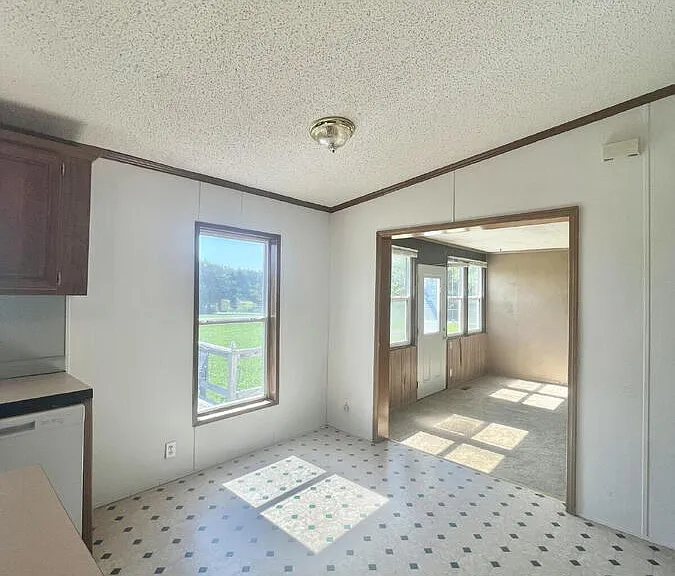 223 Bradford Ln — Photo 18
