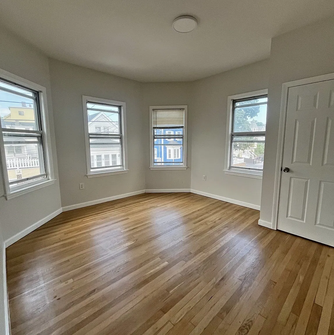 5 bed, 2400 sqft, $4,550 — Photo 4