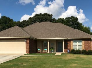 221 Brookshire Dr, Deatsville, AL 36022
