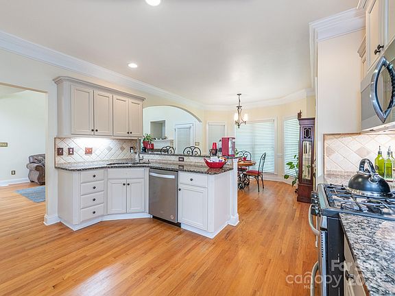 3rd image of 3733 Tea Olive Dr