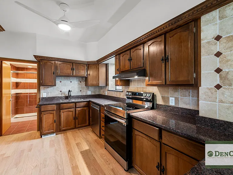 582 S Grant St — Photo 10