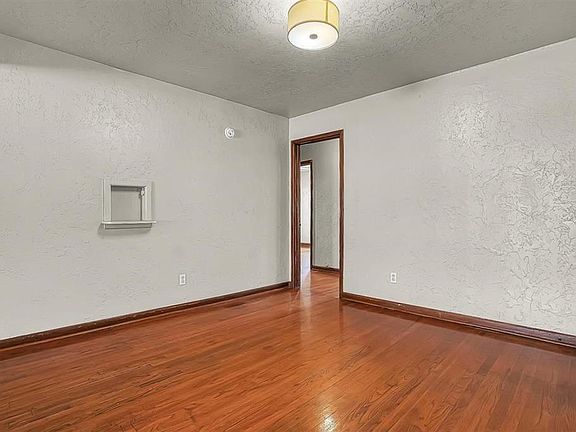4th image of 606 NW Columbia Ave