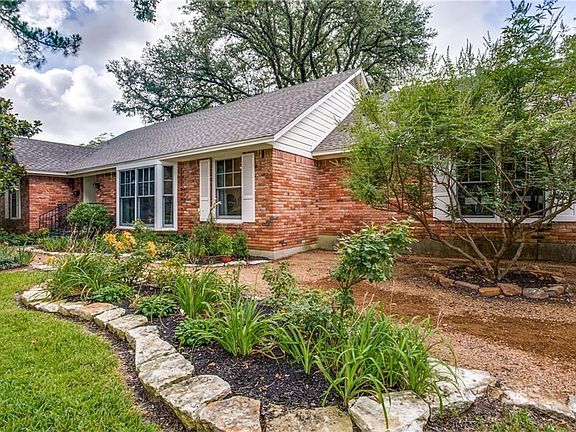 Beautifully landscaped front yard!