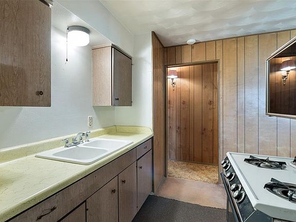 5th image of 216 Menlo Dr